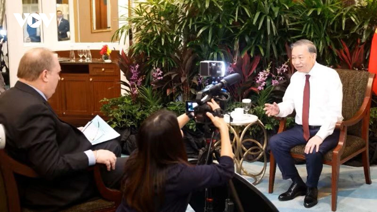 Vietnam maintains good relations with major powers, does not side with any country: Top leader